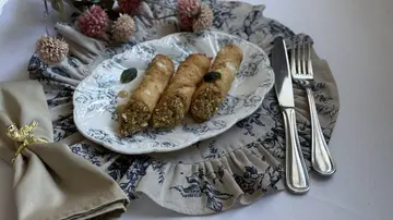 Каноли с муссом из пармской ветчины, каперсами и колотой фисташкой
