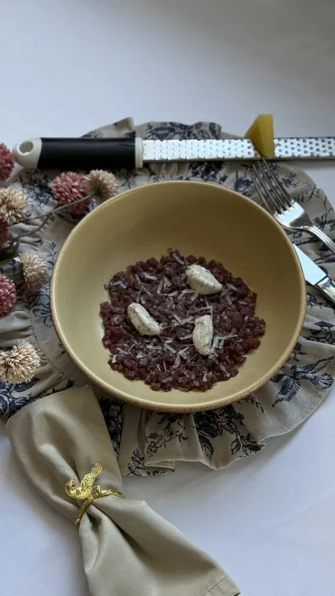 Тартар из говядины с трюфельным айоли и пармезаном