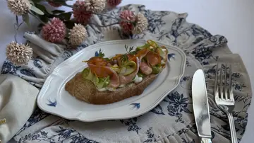 Брускетта с форелью слабой соли, кремом из авокадо и слайсами цукини