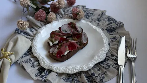Ржаной тост с ростбифом, маринованными огурцами и медово-горчичной заправкой