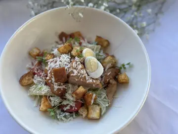 Цезарь с куриным бедром, романо и томатами черри