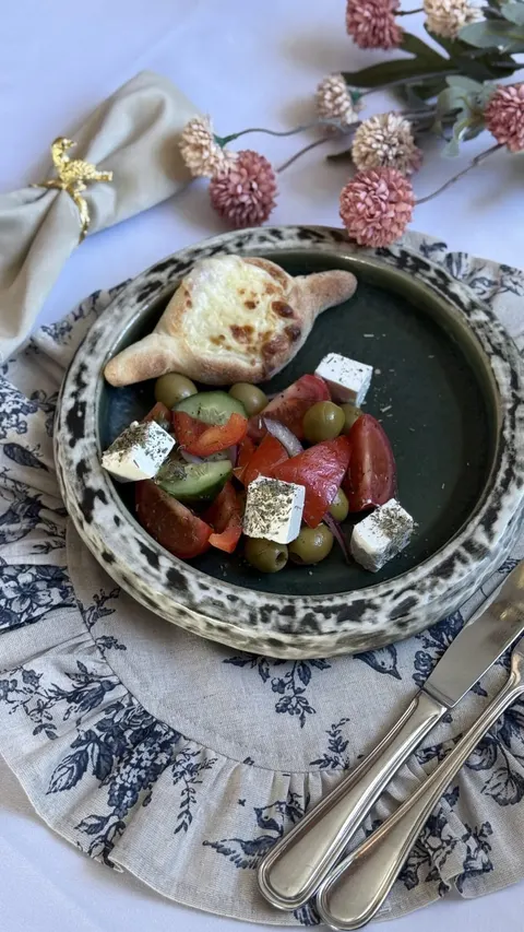 Греческий с хачапури по-аджарски