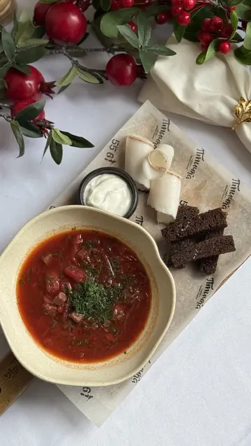 Борщ с говядиной, бородинскими гренками и салом с чесноком