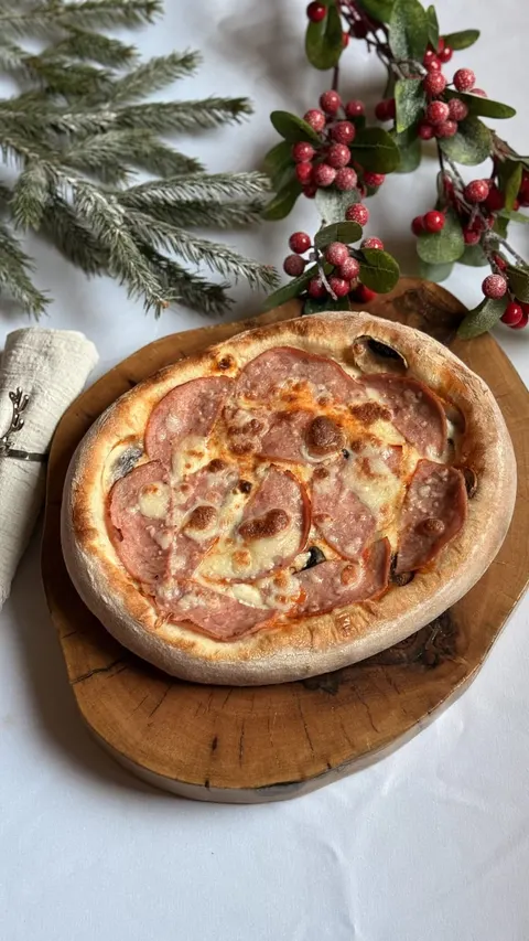 Пицца с ветчиной и грибами