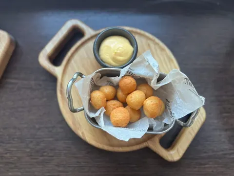 Хрустящие шарики моцареллы с сырным соусом