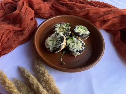 Шампиньоны, фаршированные моцареллой